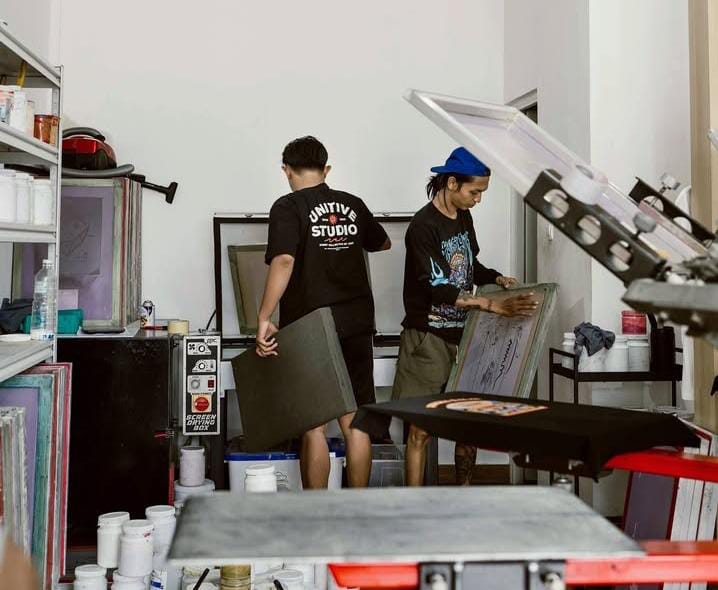 dua karyawan unitive studio sedang ngeprint