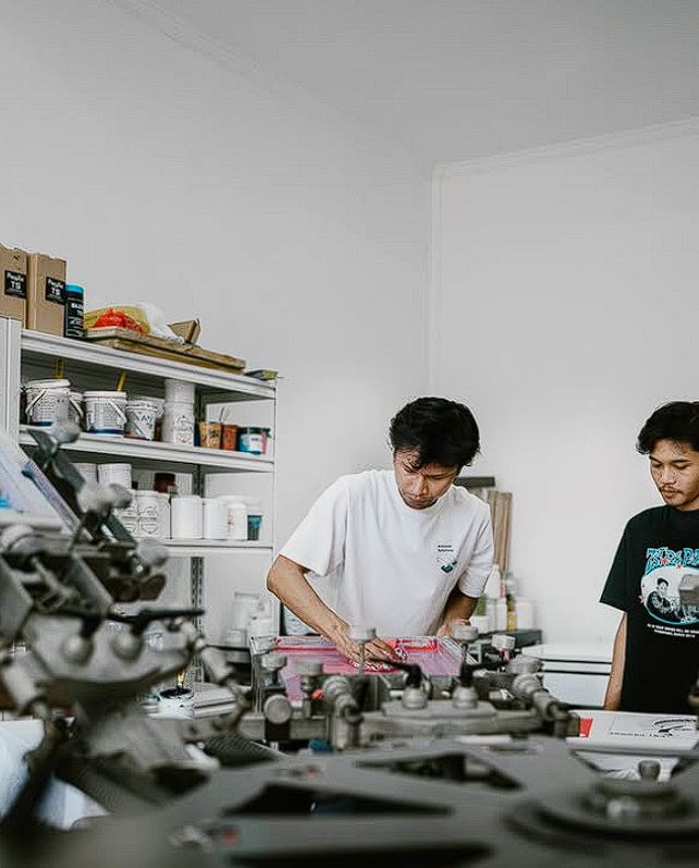 proses sablon kaos custom di Unitive Studio